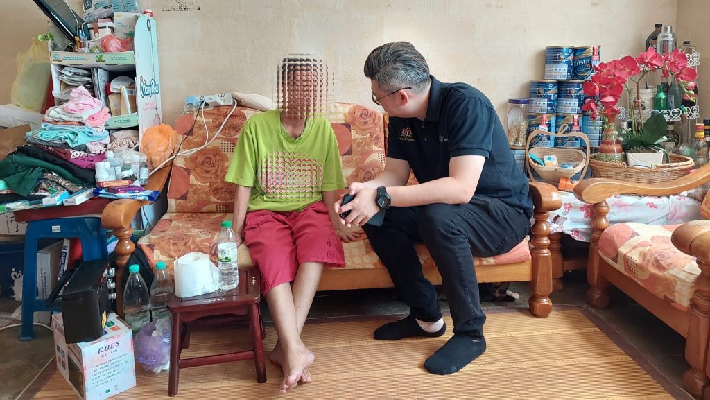 Kelvin Yii Lee Wuen 俞利文 Provides Vital Assistance to Local Cancer Patient 2 Kelvin Yii Lee Wuen 俞利文 Provides Vital Assistance to Local Cancer Patient