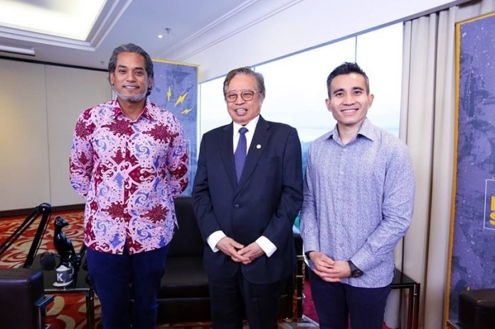 Sarawak Premier Honoured as ‘Newsmaker of the Year’ by Keluar Sekejap 2 Sarawak Premier Honoured as ‘Newsmaker of the Year’ by Keluar Sekejap