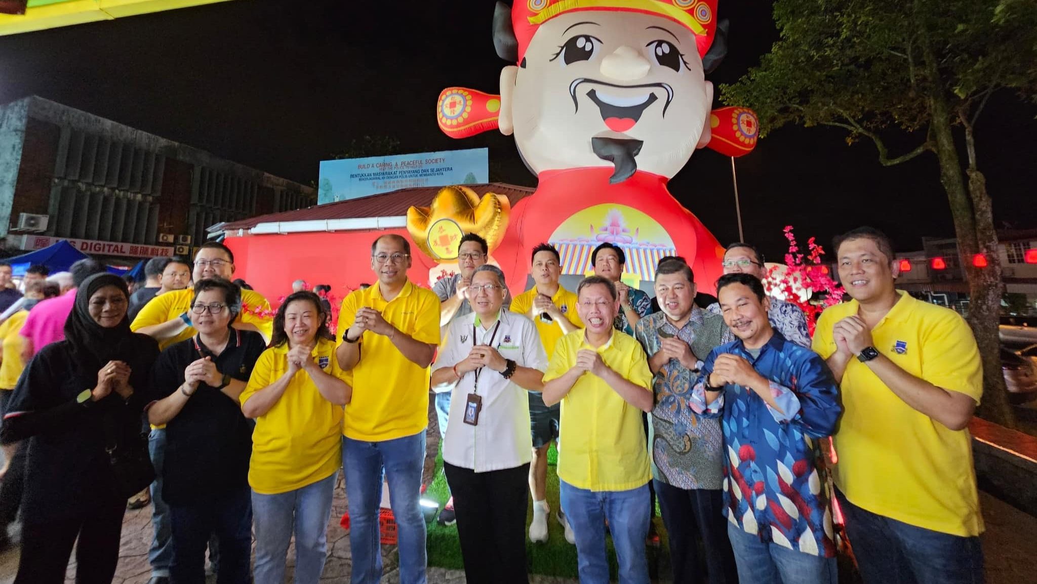 Sarawak Deputy Premier Dr Sim Visits Kenyalang Park CNY Festive Market