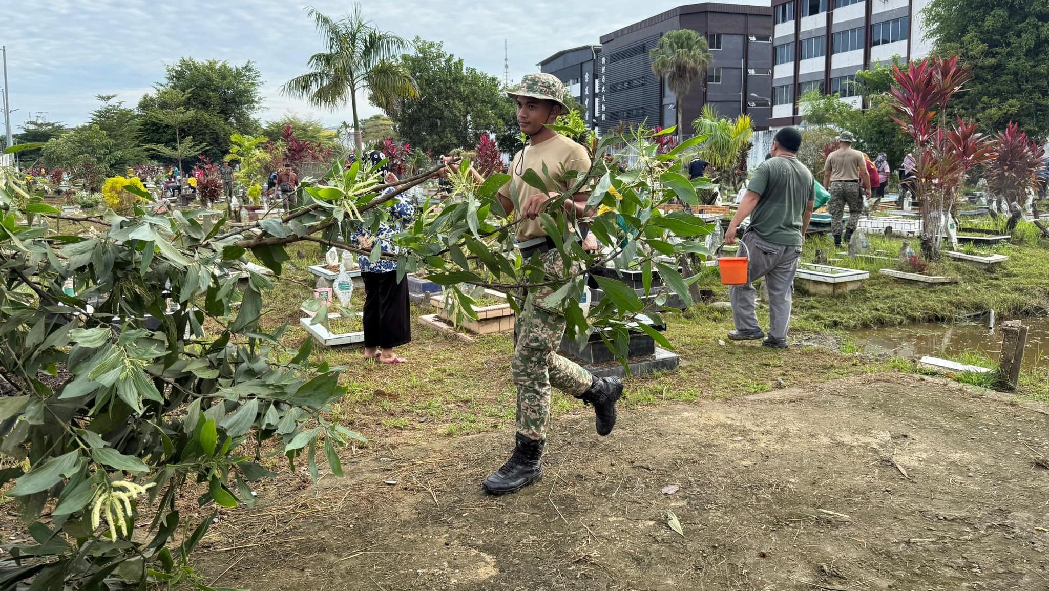2000 Volunteers Unite for Gotong-Royong Perdana in Sibu Ahead of Ramadan