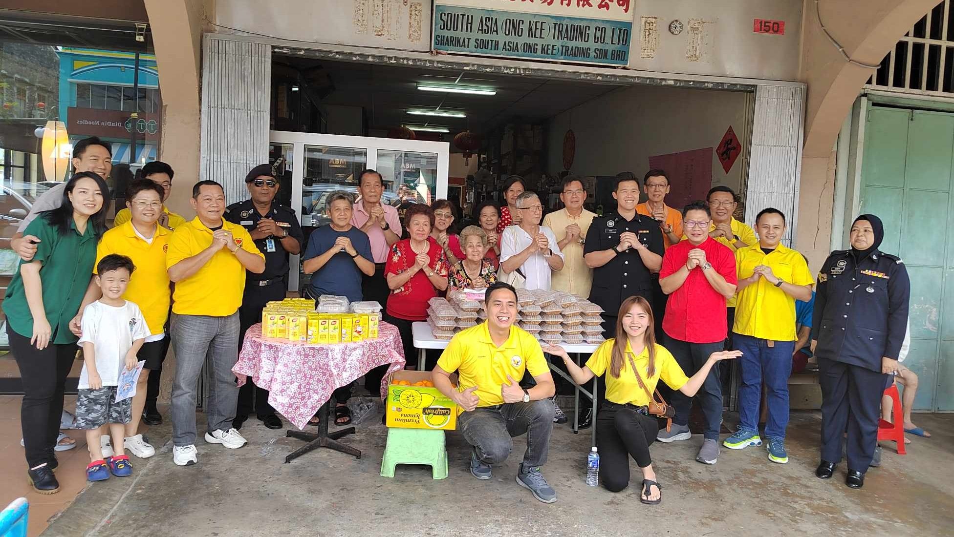 Free Vegetarian Meals Bring Joy to Kuching’s Lantern Festival Celebration