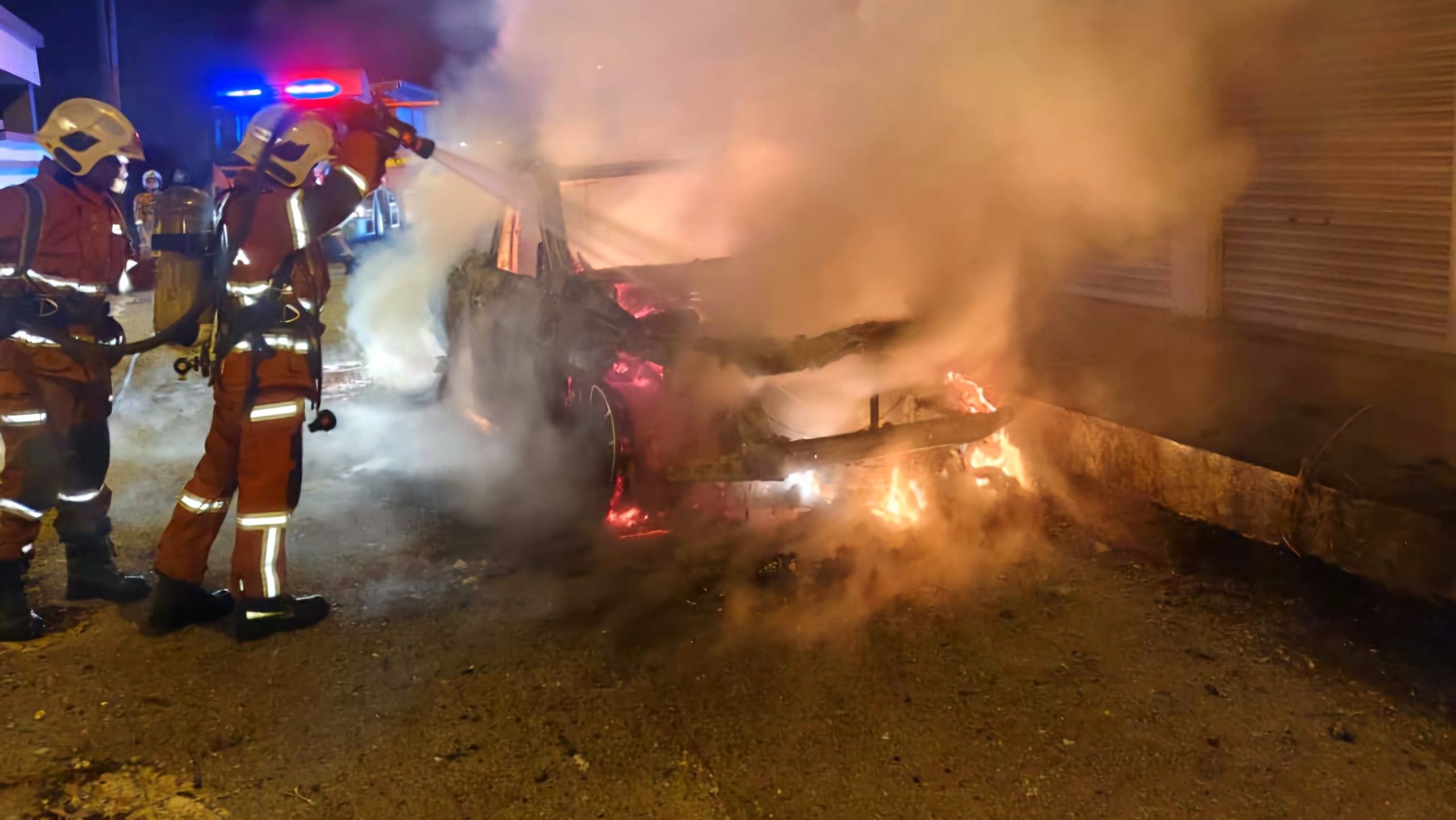 SUV Near Sibu Shophouse Goes Up in Flames After Midnight