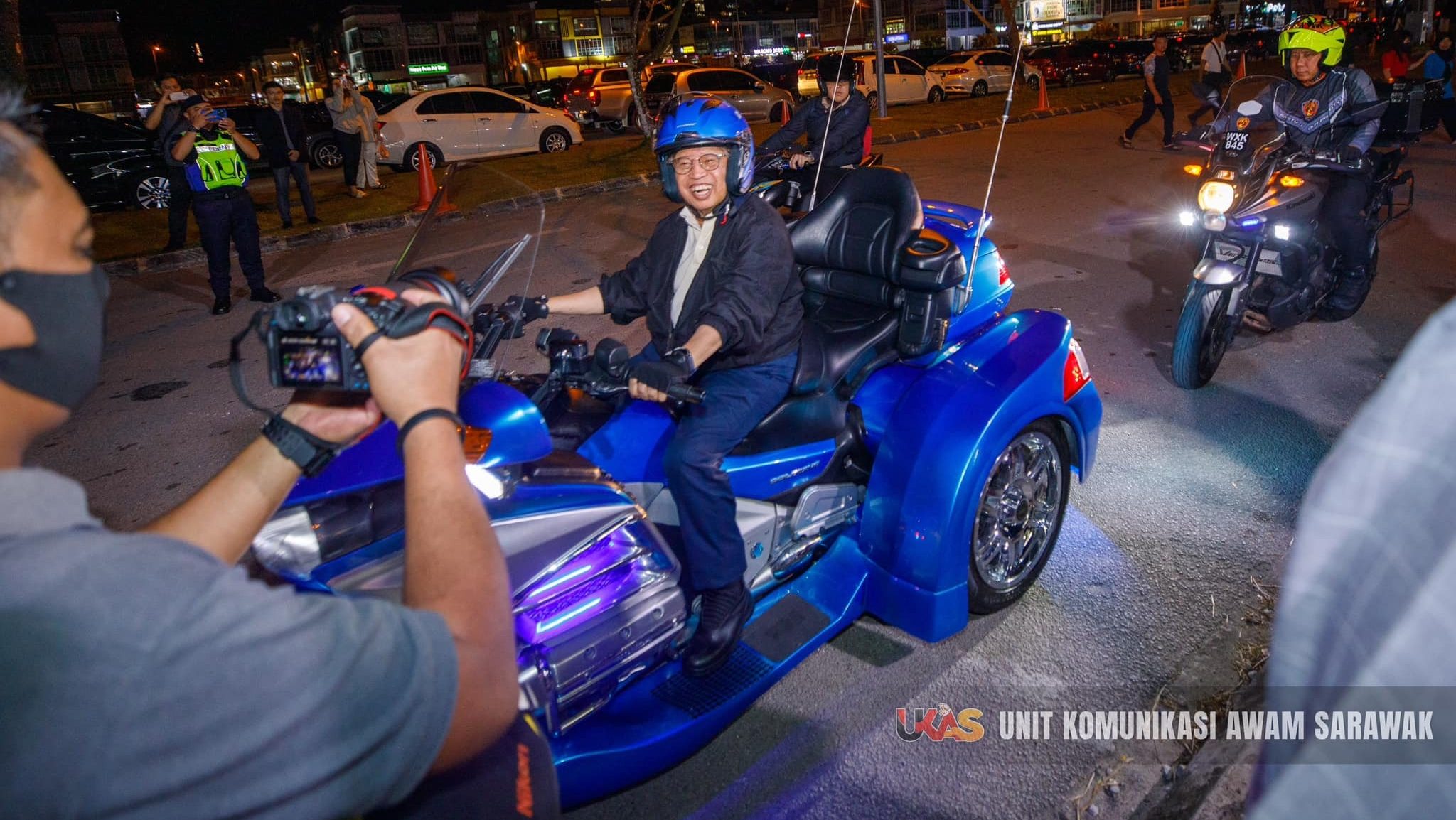 Sarawak Premier Surprises Crowds at Metrocity 2 N6 Youth Night Market