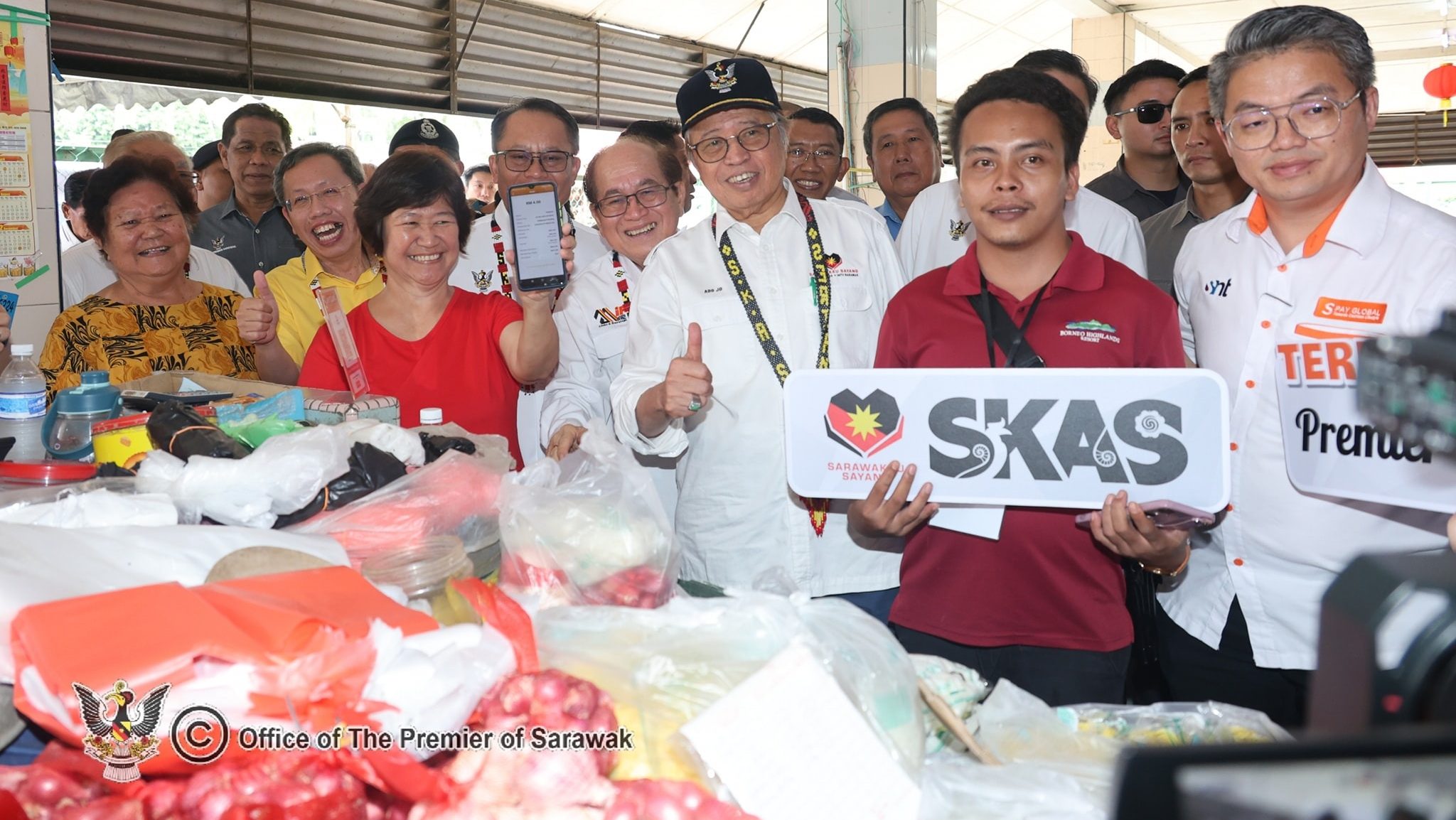 Sarawak Premier Visits Serian Market to Promote E-Wallet Payments