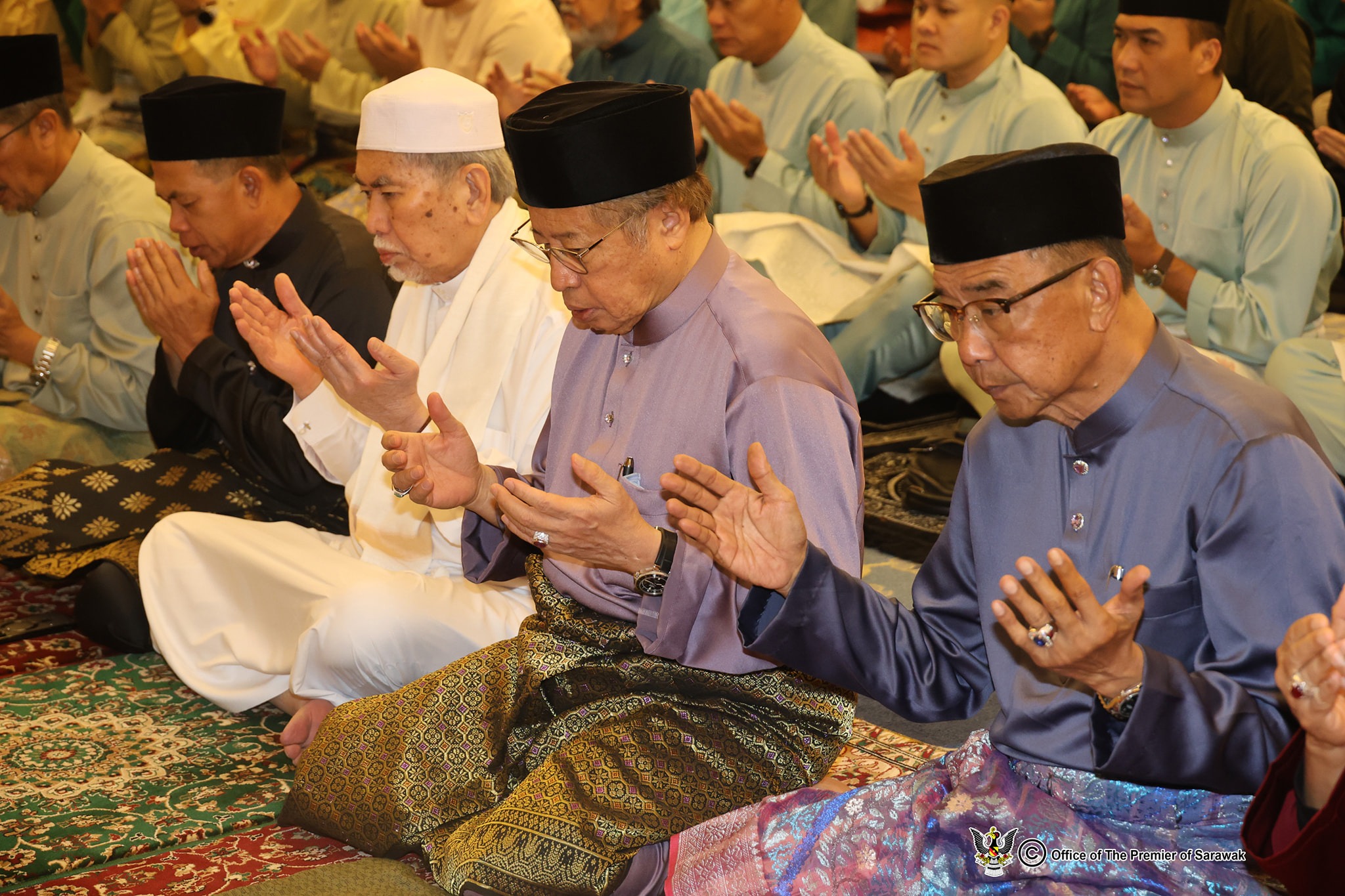 Abang Johari Leads Aidilfitri Prayers, Hosts Grand Open House