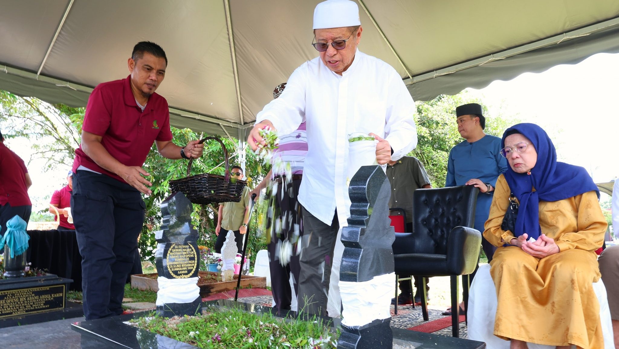 Abang Johari Pays Tribute to Late Parents at Kuching City Mosque
