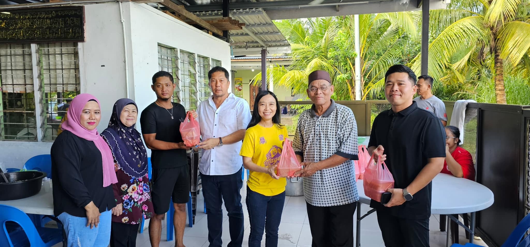 Bubur Lambuk Tradition Brings Unity in Kampung Stutong Melayu