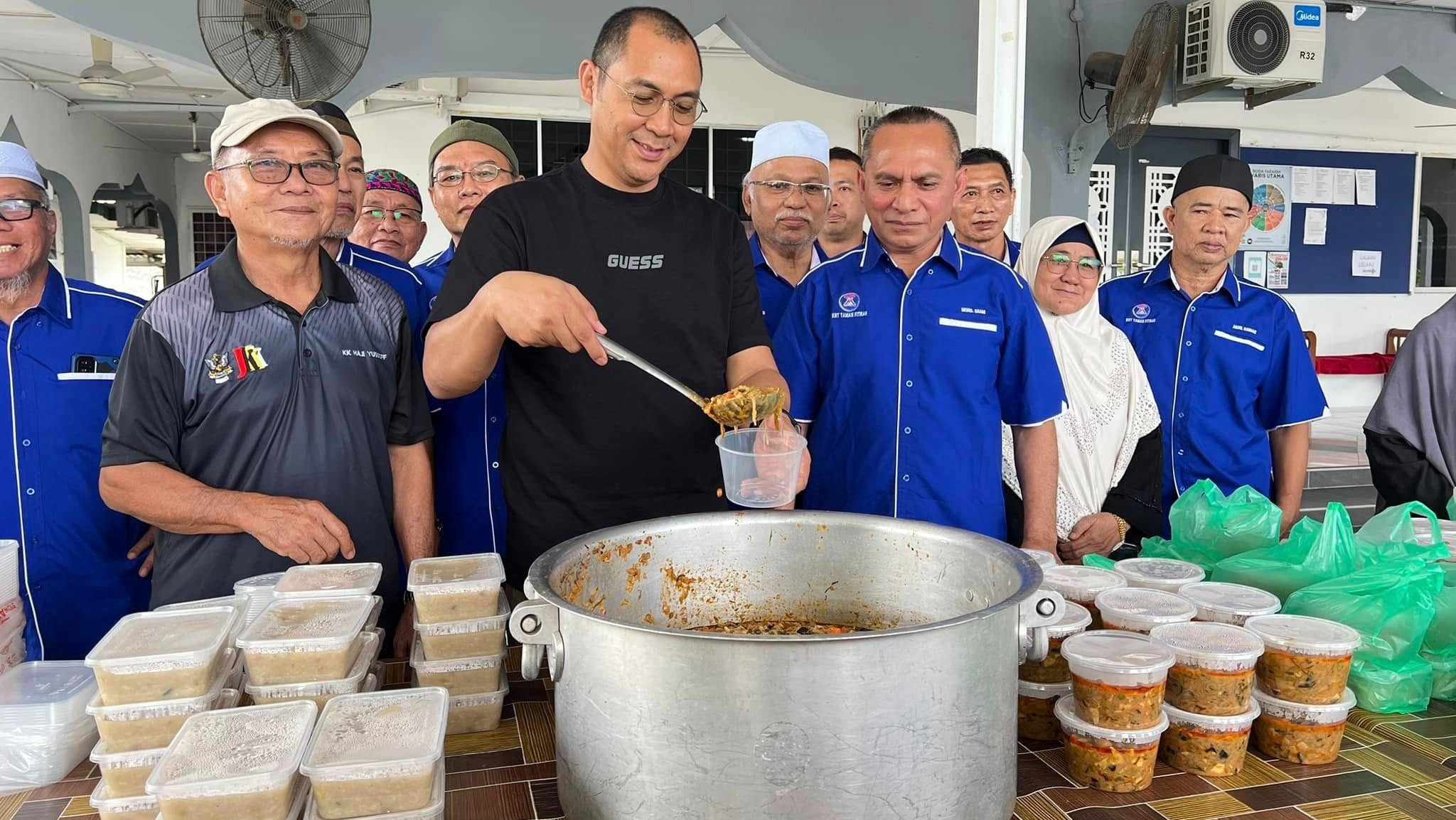 Dato' Fazzrudin Abdul Rahman Distributes Dalca to Road Users in Kampung Matang Batu 10