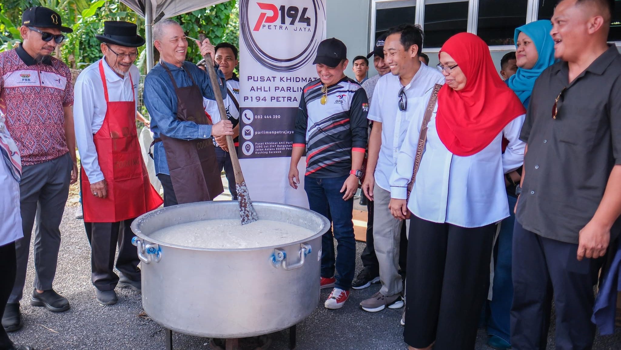 Fadillah Yusof Joins Petra Jaya Youth for Ashura Porridge Drive