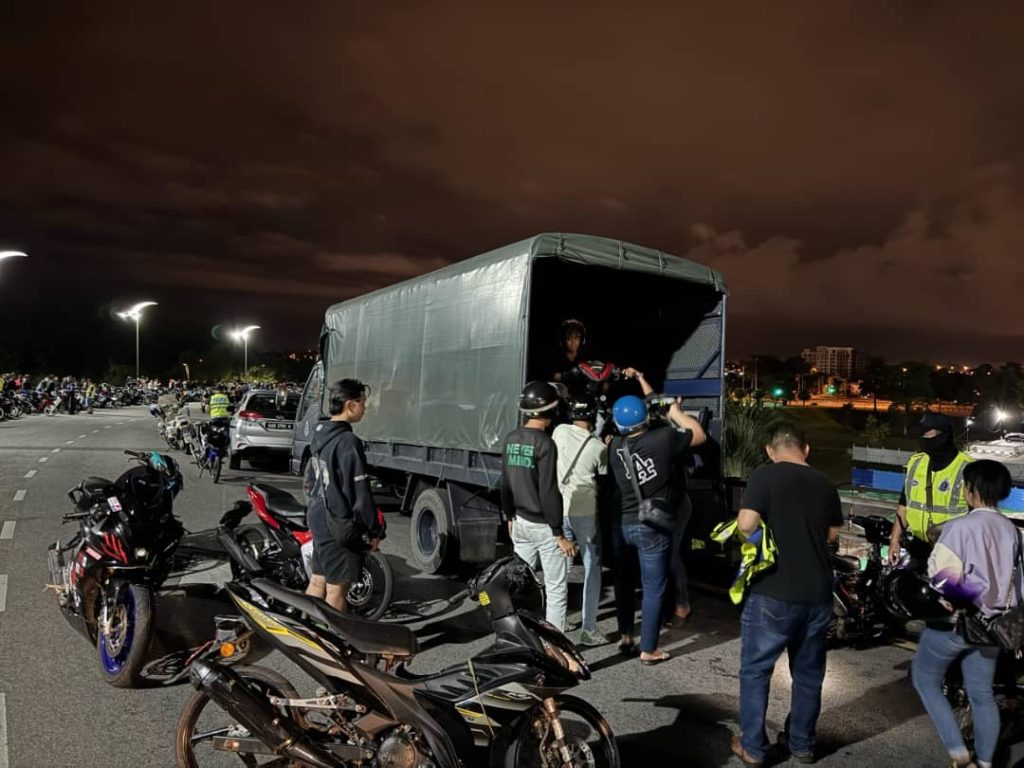 Kuching Police Issued 396 Summonses in ‘Op Samseng Jalanan’ at Jalan Lapangan Terbang 2 Kuching Police Issued 396 Summonses in ‘Op Samseng Jalanan’ at Jalan Lapangan Terbang