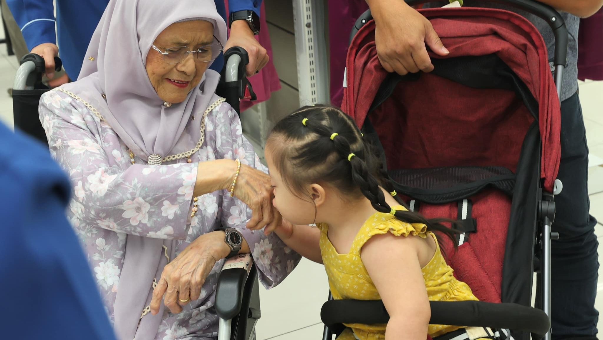 Puan Sri Juma’ani Joins Aidilfitri Colouring Programme at Mydin Vista Tunku