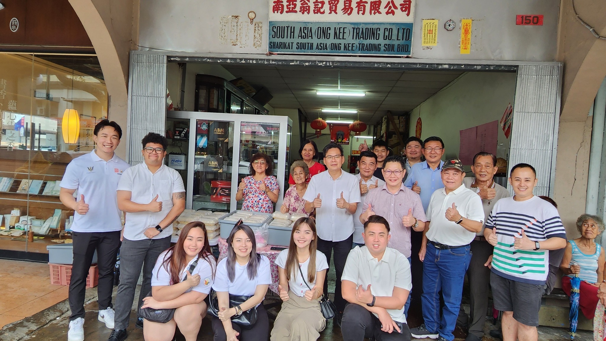 Team Dynamic Kuching Shares Over 100 Free Meals at Padungan for Lunar Month Celebration