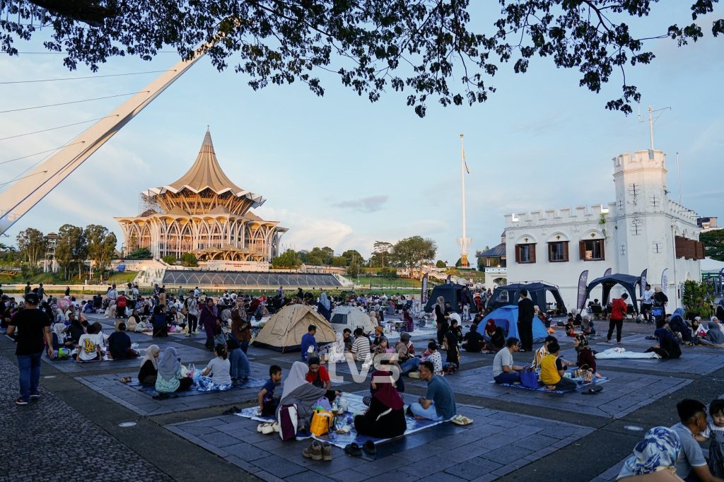 Thousands Gather at Kuching Riverbank for Grand ‘Iftar Perdana Kuching’