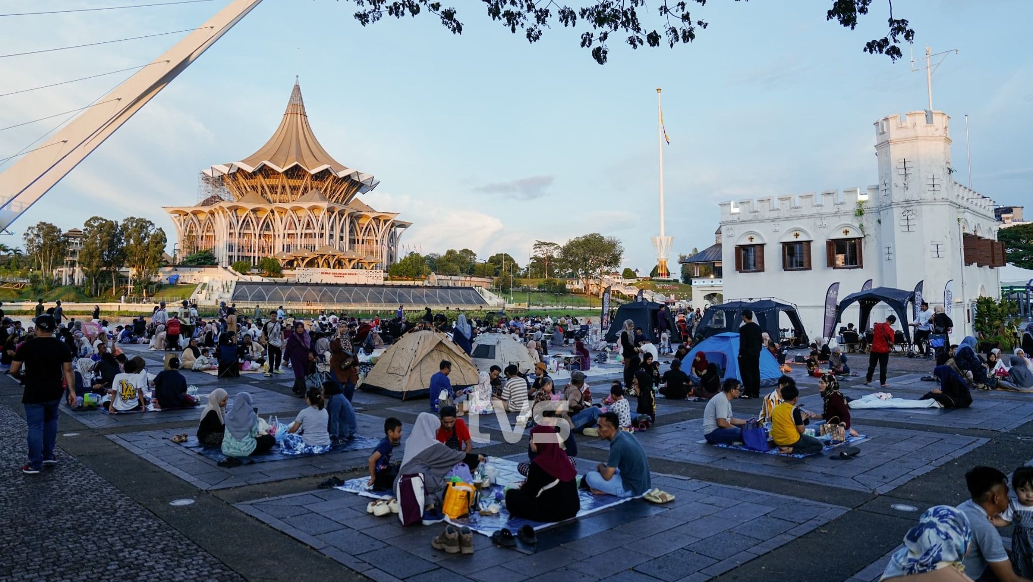 Thousands Gather at Kuching Riverbank for Grand ‘Iftar Perdana Kuching’