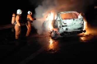 BMW X5 Destroyed by Fire on Jalan Pan Borneo, No Injuries Reported