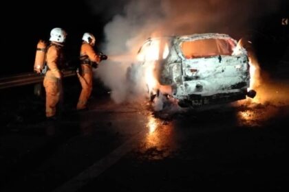 BMW X5 Destroyed by Fire on Jalan Pan Borneo, No Injuries Reported