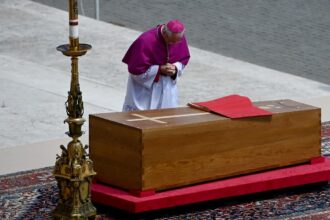 Emotional Farewell Hundreds of Thousands Mourn Pope Francis in Vatican