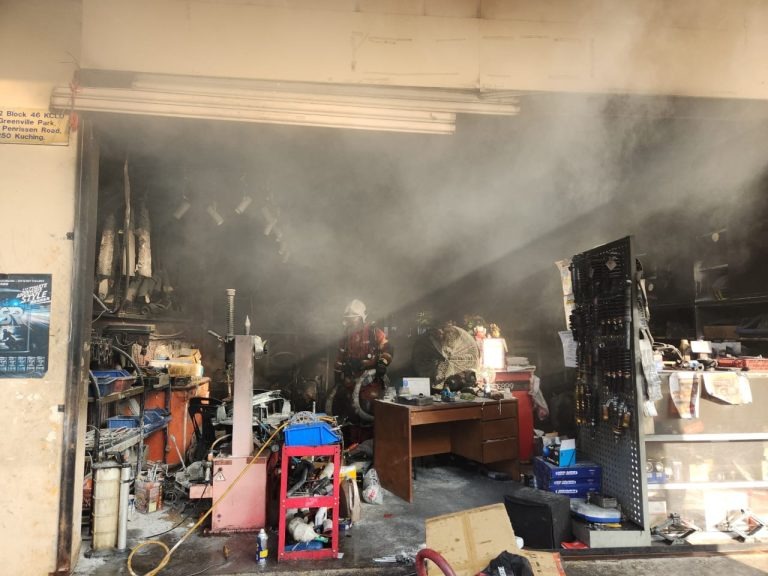 Fire Damages Workshop in Kuching, No Casualties Reported 2 Fire Damages Workshop in Kuching, No Casualties Reported