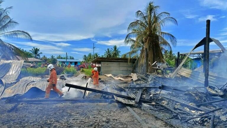 Fire Destroys Two Teacher Quarters Blocks at SK Perpat Saratok
