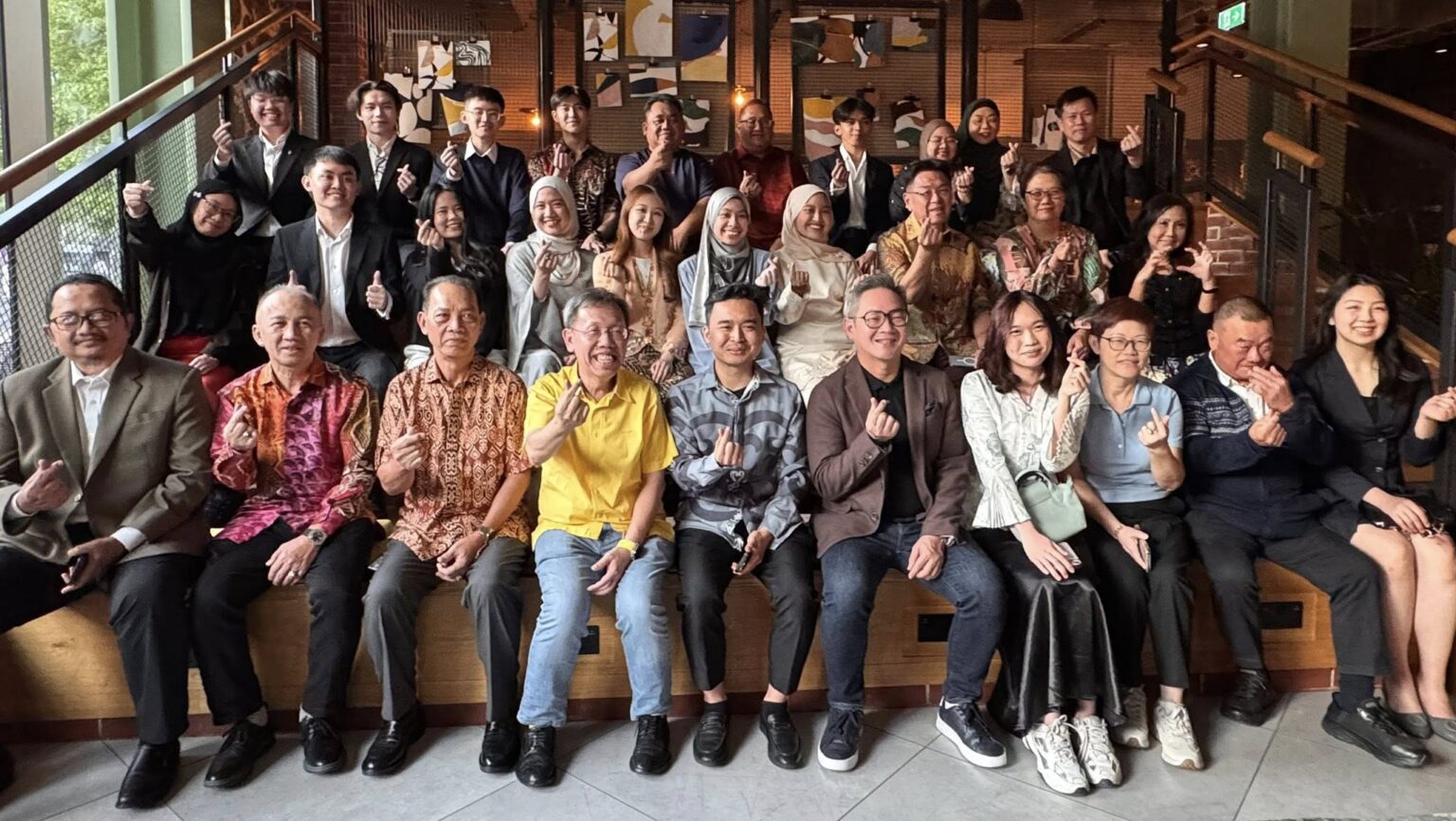 Heartwarming Meet-Up Sarawak Deputy Premier Bonds with Students in Manchester