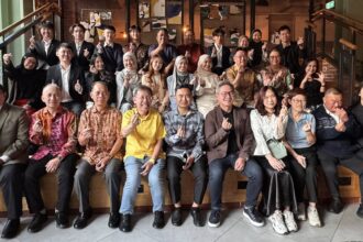 Heartwarming Meet-Up Sarawak Deputy Premier Bonds with Students in Manchester