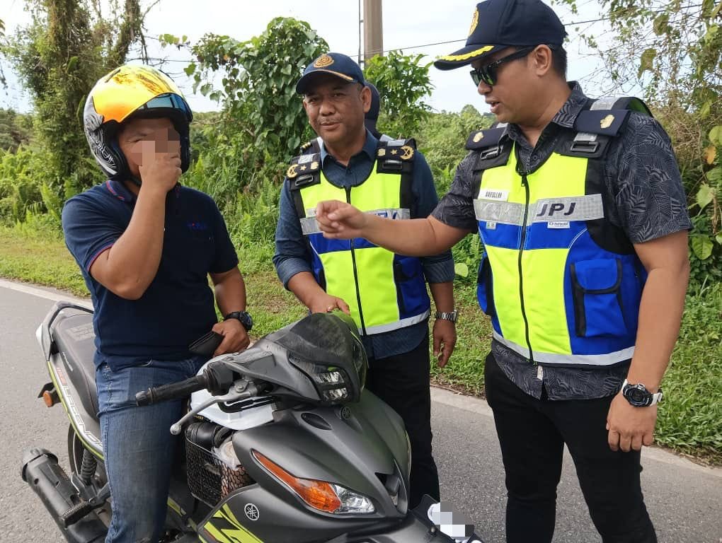 JPJ Sibu Cracks Down: Two Vehicles Seized for Expired Licenses 2 JPJ Sibu Cracks Down Two Vehicles Seized for Expired Licenses