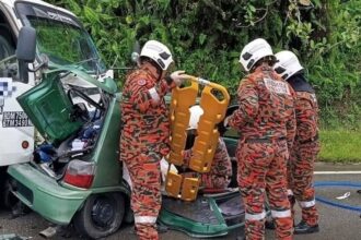 Lorry Slams Into Kancil at Jalan Serikin, 3 Trapped in Crash