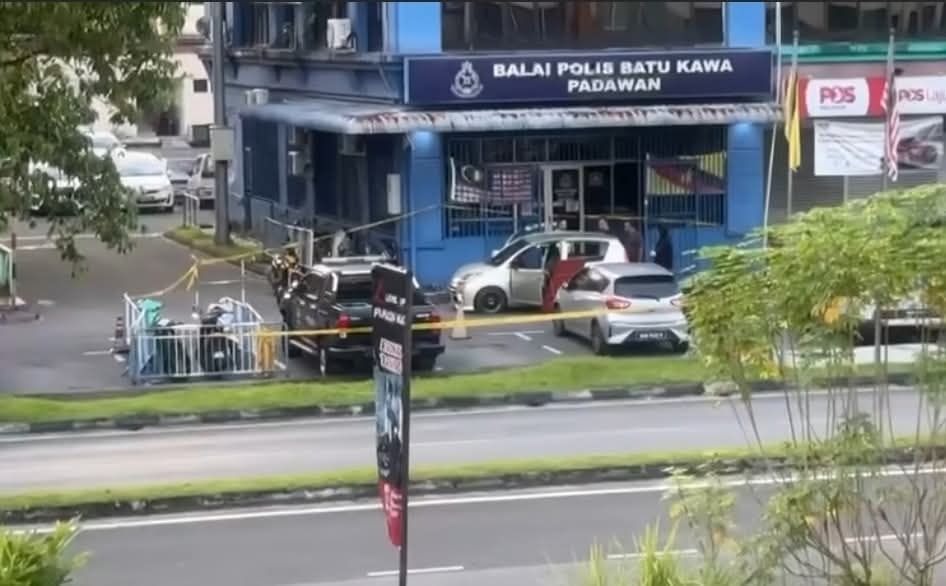 Man Shot Dead in Car, Friends Rush Him to Batu Kawa Police Station 2 Man Shot Dead in Car, Friends Rush Him to Batu Kawa Police Station