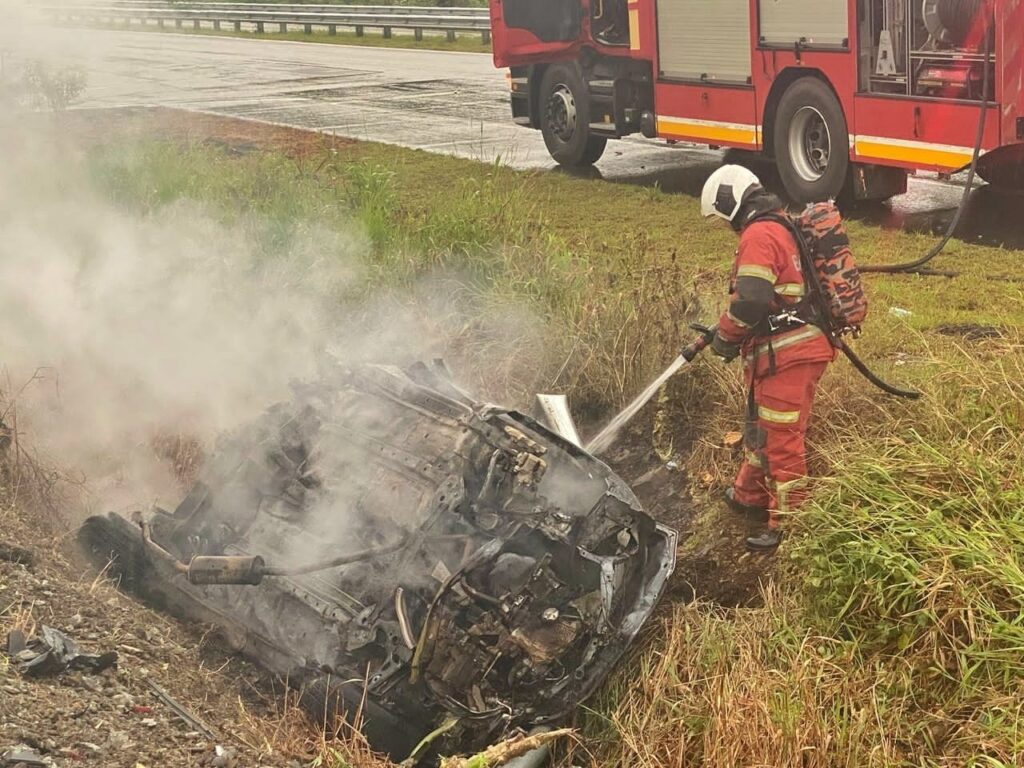 Perodua Viva Bursts Into Flames in Sri Aman, Driver Escapes Alive 2 Perodua Viva Bursts Into Flames in Sri Aman, Driver Escapes Alive