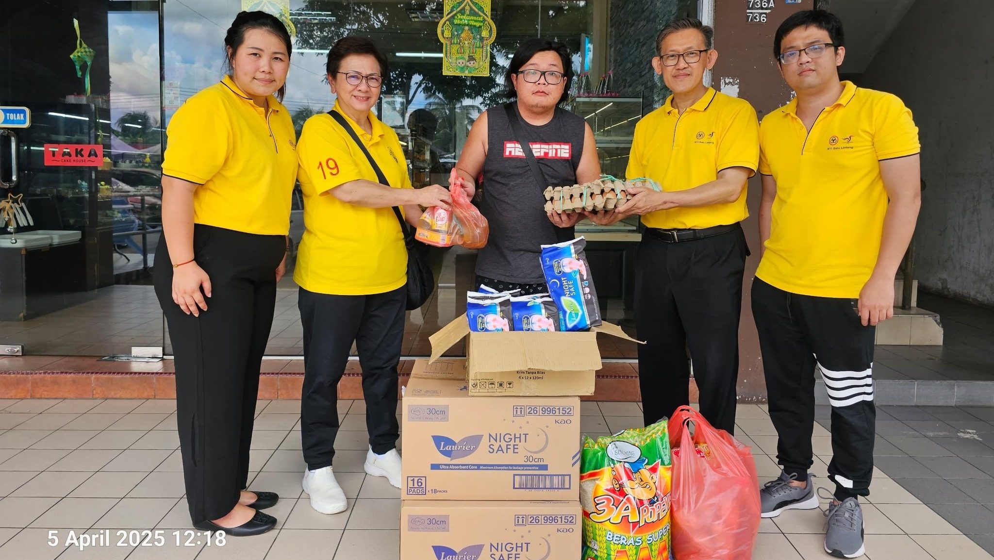 SUPP Batu Lintang Branch Chairman Sih Hua Tong & Team delivers aid to cancer patient