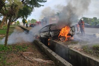 Toyota Vios Engulfed in Flames After Crash, Driver Escapes Unhurt