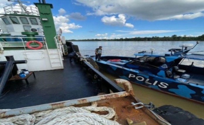 45,000 Litres of Diesel Seized in RM9.5 Mil Tugboat-Tanker Bust Off Batang Igan 2 45,000 Litres of Diesel Seized in RM9.5 Mil Tugboat-Tanker Bust Off Batang Igan