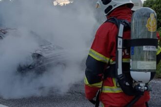 Car Catches Fire on Sungai Menyan Bridge, Fully Destroyed