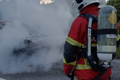 Car Catches Fire on Sungai Menyan Bridge, Fully Destroyed