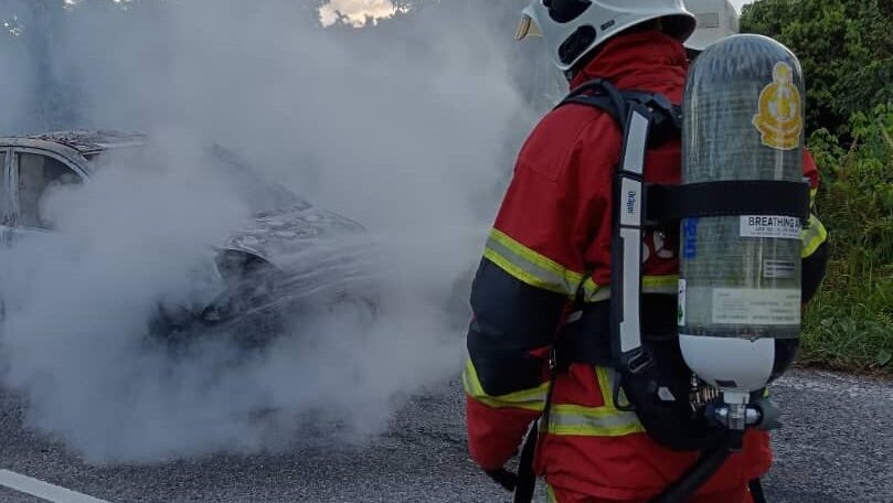 Car Catches Fire on Sungai Menyan Bridge, Fully Destroyed
