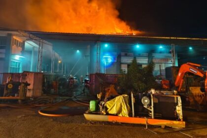 Double-Storey Workshops Catch Fire in Sibu’s Jalan Wawasa