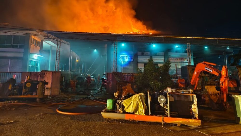 Double-Storey Workshops Catch Fire in Sibu’s Jalan Wawasa