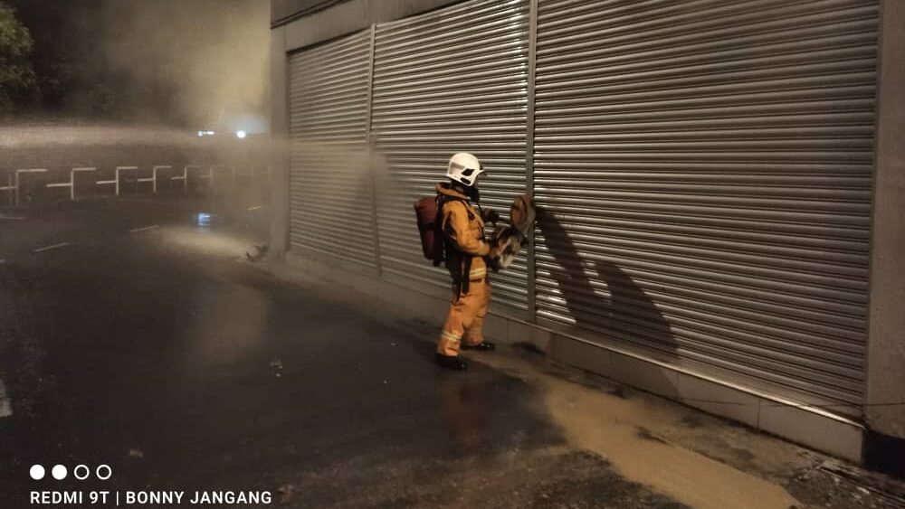 Early Morning Fire Destroys Kapit Convenience Store on Jalan Airport