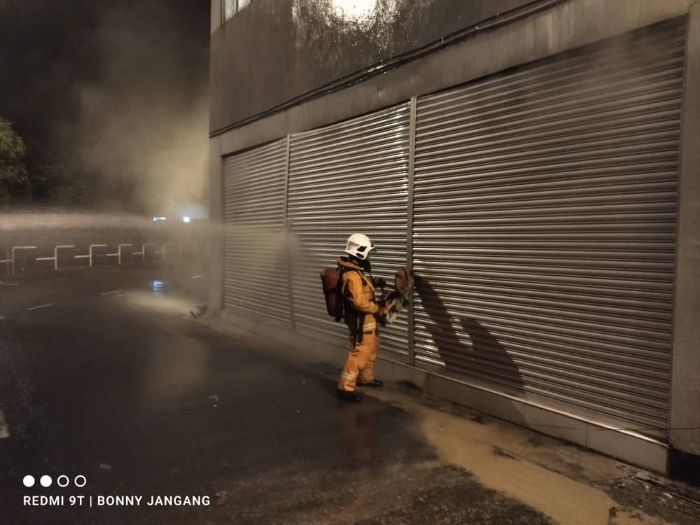 Early Morning Fire Destroys Kapit Convenience Store on Jalan Airport 2 Early Morning Fire Destroys Kapit Convenience Store on Jalan Airport