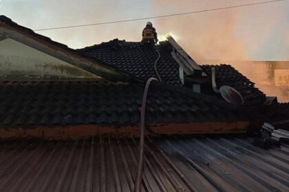 Early Morning Fire Destroys Semi-D House in Taman Lee Ling