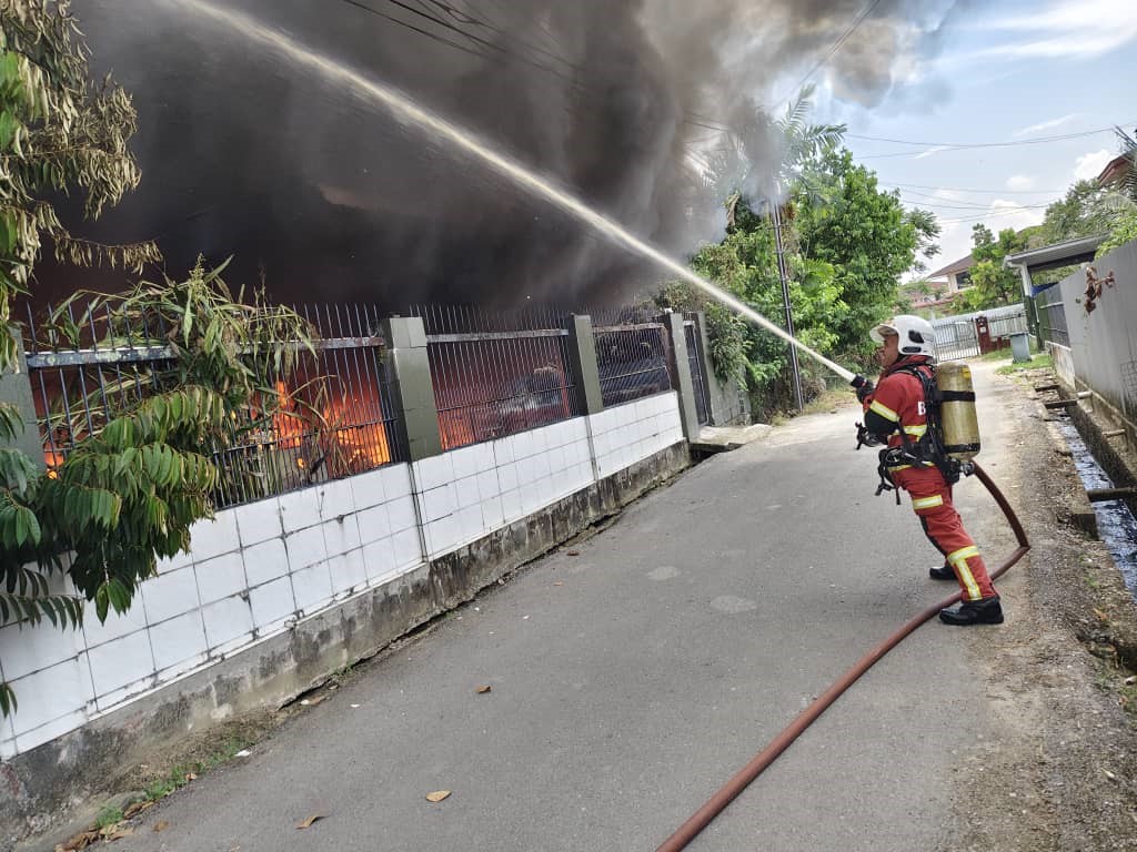 Fire Destroys Two Semi-D Houses in Sibu, Fireworks Found Inside 2 Fire Destroys Two Semi-D Houses in Sibu, Fireworks Found Inside
