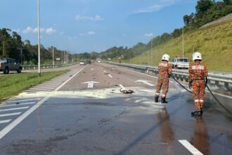 Firefighters Clear Oil Spill After Car Crash on Pan Borneo Road