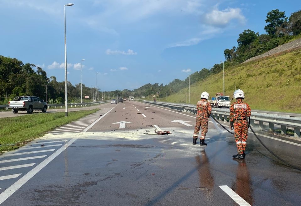 Firefighters Clear Oil Spill After Car Crash on Pan Borneo Road 2 Firefighters Clear Oil Spill After Car Crash on Pan Borneo Road
