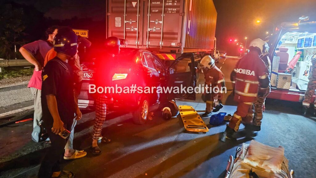 Man Injured After Crashing Into Lorry at Jepak Junction, Bintulu 2 Man Injured After Crashing Into Lorry at Jepak Junction, Bintulu