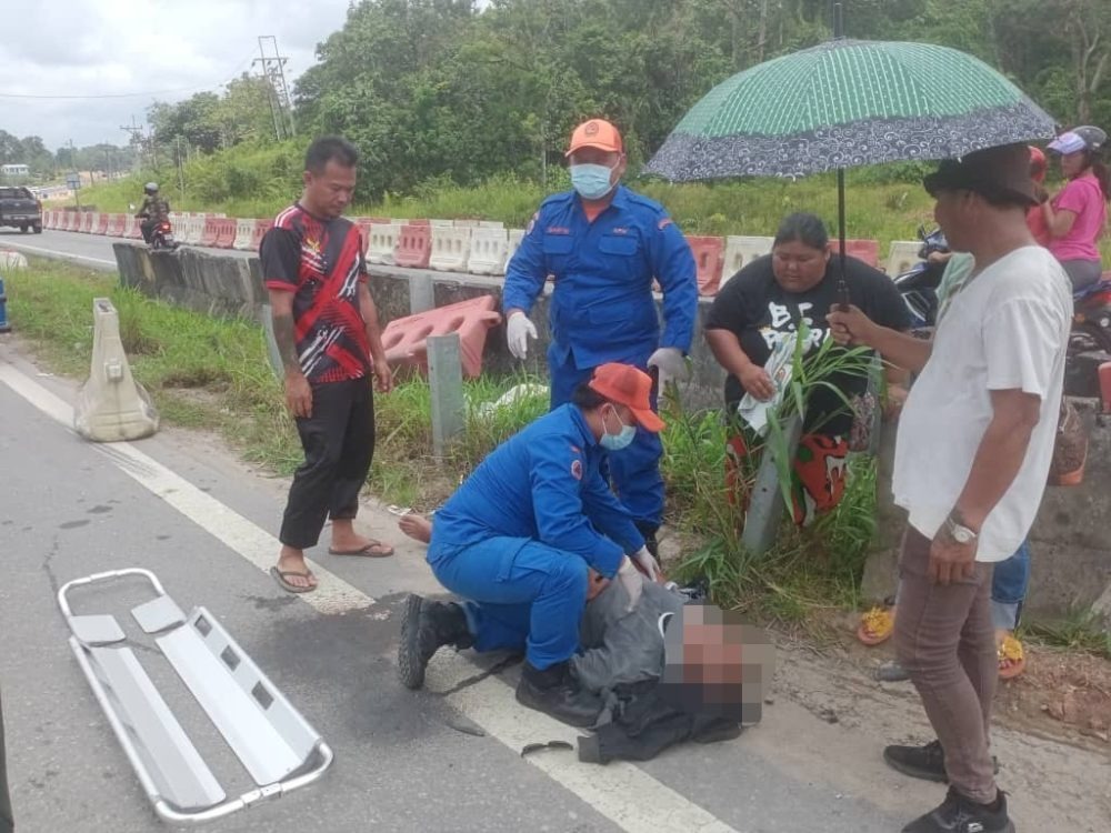 Man Semi-Conscious in Sarikei Solo Crash on Jalan Simpang Bayong 2 Man Semi-Conscious in Sarikei Solo Crash on Jalan Simpang Bayong