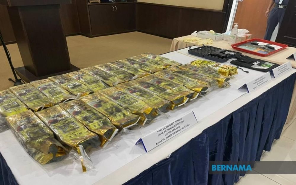 Police Seize RM320,000 Worth of Syabu in Melaka Drug Bust 2 Police Seize RM320,000 Worth of Syabu in Melaka Drug Bust