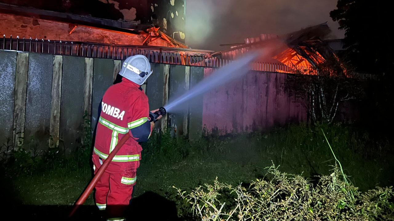 Quick Action Saves Sibu Furniture Warehouse From Major Fire