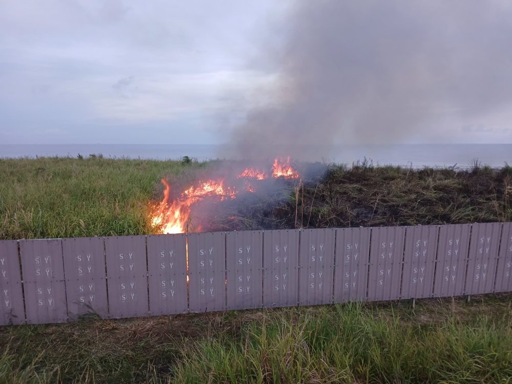 Quick Action by Firefighters Stops Bush Fire in Jalan Pantai Lutong 2 Quick Action by Firefighters Stops Bush Fire in Jalan Pantai Lutong