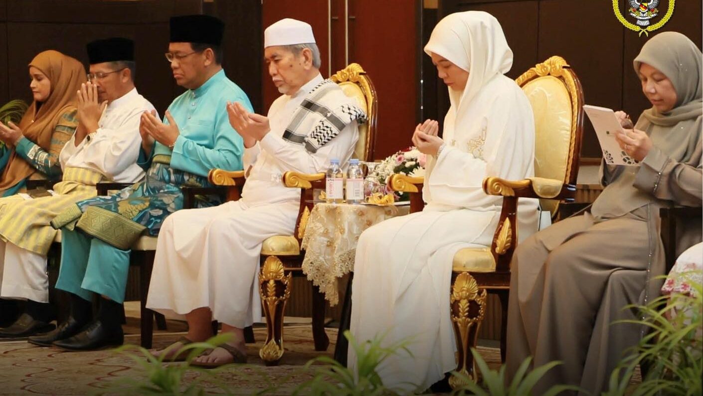 Sarawak Governor Flags Off 142 Haj Pilgrims in Heartfelt Ceremony
