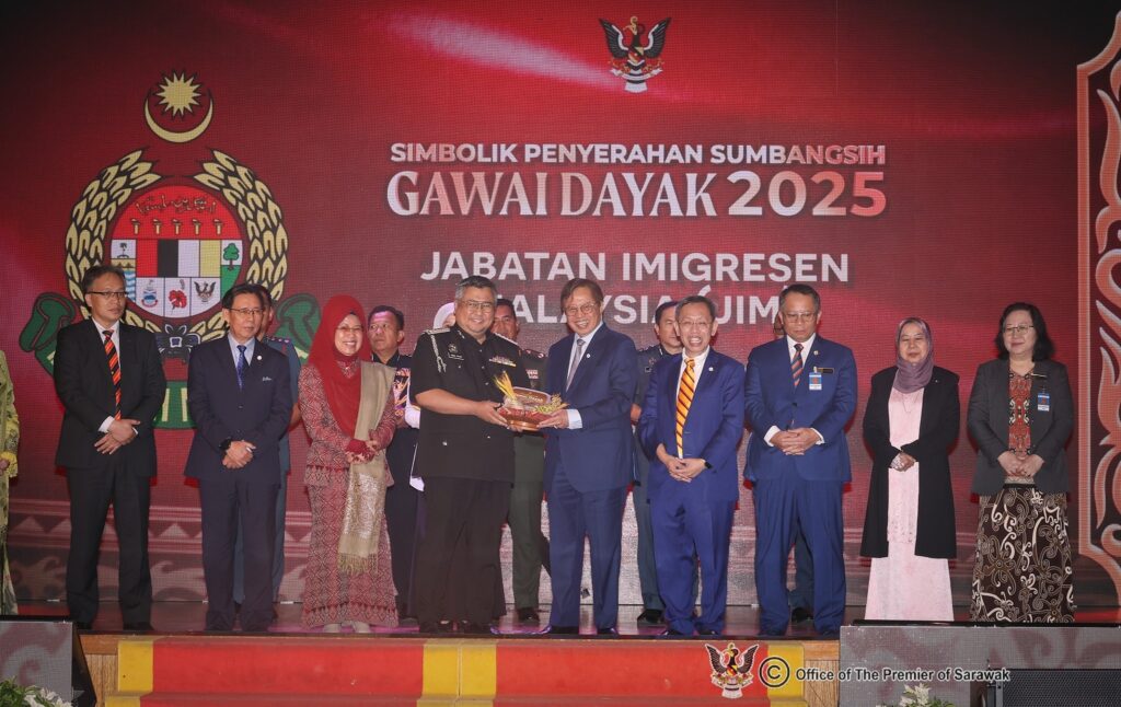 Sarawak Premier Presents Gawai Dayak Aid to 1,900 Frontliners 2 Sarawak Premier Presents Gawai Dayak Aid to 1,900 Frontliners